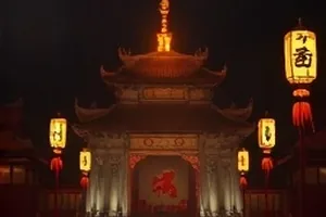 灯下无名封面，顶楼走廊一盏忽明忽暗的壁灯