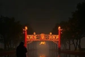 纸上航线封面，摊开的航线图与旧机票并置